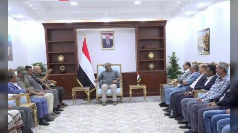 العميد طارق صالح يترأس اجتماعًا للسلطة المحلية وقيادات فروع الأحزاب والتنظيمات السياسية بمحافظة تعز