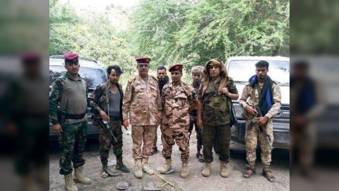 رئيس أركان محور تعز يتفقد الخطوط الأمامية لجبهات القتال شمال شرق المدينة