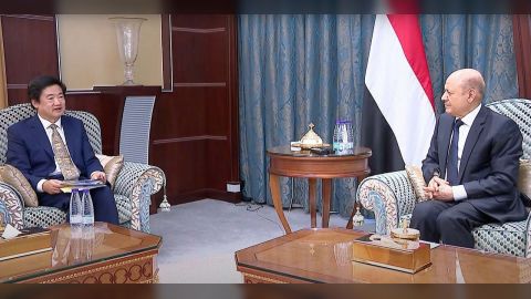 رئيس مجلس القيادة يؤكد الالتزام بنهج السلام الشامل ويشيد بجهود الوساطة السعوديةر