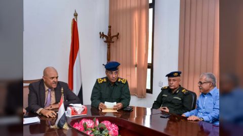 اجتماع موسع لقيادات السلطة المحلية والاحزاب لمناقشة إجراءات تعزيز الأمن والاستقرار.