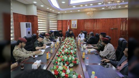 محافظ المهرة يترأس اجتماعاً لقيادات الوحدات العسكرية والأمنية بالمحافظة