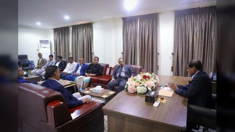 عضو مجلس القيادة الرئاسي البحسني يطلع على نشاط السلطة المحلية بحضرموت