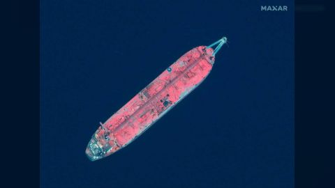 تفريغ 60% من حمولة خزان صافر النفطي