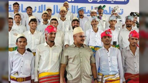 بدعمٍ من العميد طارق صالح... إنسانية المقاومة الوطنية تنظم العرس الجماعي الأول في المخا لـ200 عريس وعروس