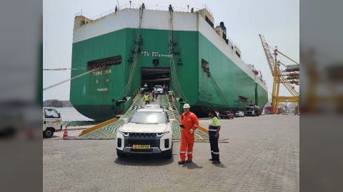 تفريغ أكثر من 10 سيارة متنوعة في ميناء عدن خلال وقت قياسي