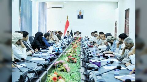 تنفيذي مأرب يستعرض تقارير أداء عدد من المكاتب الخدمية