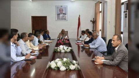 محافظ تعز يناقش الأوضاع المالية والادارية لصندوق النظافة والتحسين