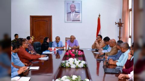 محافظ تعز يناقش أوضاع القطاع الصحي وتحسين الخدمات الطبية