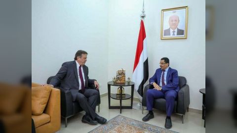 بن مبارك يبحث مع منسق الشؤون الإنسانية سير المرحلة الأولى من خطة إنقاذ صافر