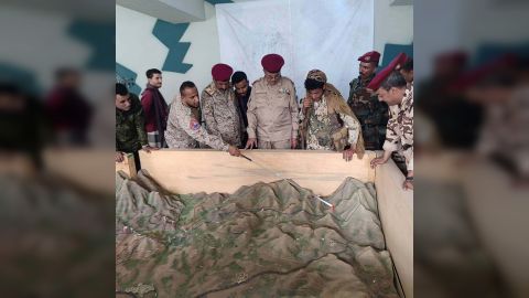 اللواء الشراجي يطلع على مستوى التدريب وجاهزية المقاتلين في محور تعز