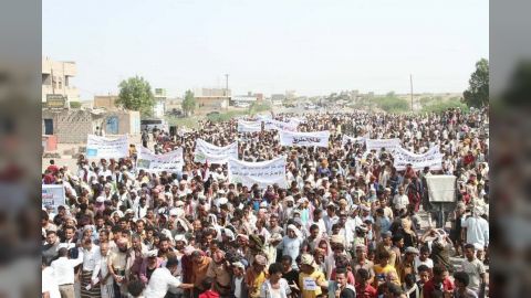 وقفة حاشدة لأبناء تهامة تطالب بسرعة فتح طريق حيس الجراحي