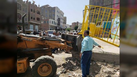 حملة أمنية بمحافظة تعز لإزالة مخالفات البناء وحماية أراضي وعقارات الدولة