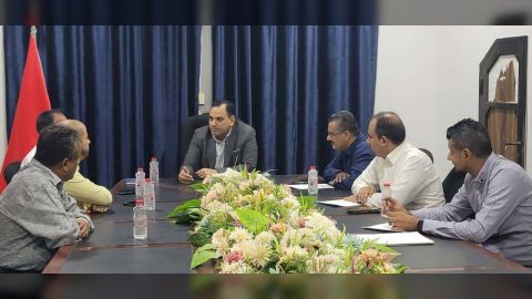 اجتماع يناقش تنفيذ حكم المحكمة التجارية ببيع جميع السفن الجانحة والمتهالكة بحوض ميناء عدن