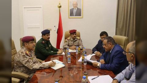 وزير الدفاع يترأس اجتماعاً للجنة الأمنية العليا