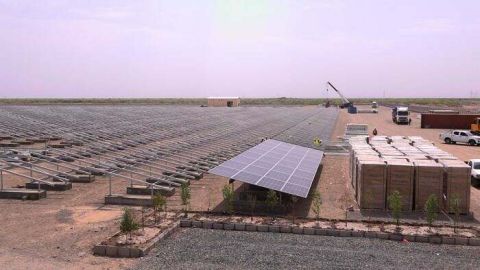 بدء تركيب الألواح الشمسية لمشروع الطاقة الشمسية بالمخا