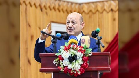 رئيس مجلس القيادة يشيد بدور ابناء المهرة في معركتي استعادة مؤسسات الدولة والتنمية