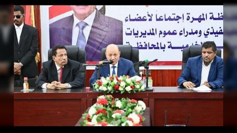 رئيس مجلس القيادة الرئاسي يجتمع بقيادة السلطة المحلية لمحافظة المهرة