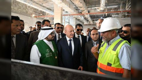 رئيس مجلس القيادة الرئاسي يزور مدينة الملك سلمان الطبية في محافظة المهرة