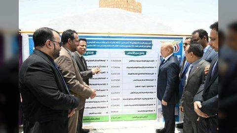 رئيس مجلس القيادة الرئاسي يفتتح ويضع أحجار أساس حزمة من المشاريع الانمائية في المهرة