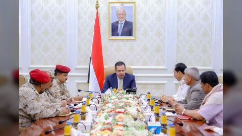 رئيس الوزراء يرأس اجتماعا لقيادة وزارة الدفاع والمنطقة العسكرية الرابعة ومحافظة لحج