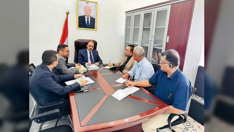 الارياني يوجه بتواجد قيادة وكوادر الوزارة بالعاصمة المؤقتة عدن ويناقش حل مشكلة مرتبات النازحين