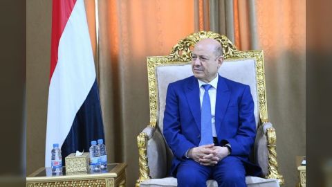 رئيس مجلس القيادة يشيد بدور النساء المهريات في تنمية وتطور المحافظة