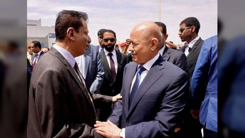 رئيس مجلس القيادة الرئاسي ينهي زيارة تفقدية مثمرة لمحافظة المهرة