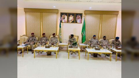 رئيس هيئة الأركان يناقش مع قائد القوات المشتركة للتحالف التطورات العسكرية