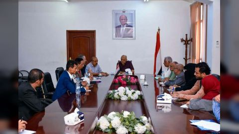 محافظ تعز يناقش ترشيد الخطاب الديني وحماية أراضي الاوقاف