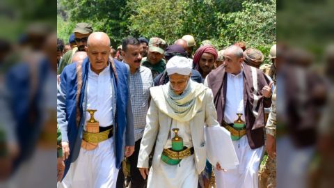 محافظ تعز يدشن مشروع مياه الشيخ زائد بمنطقة الضباب