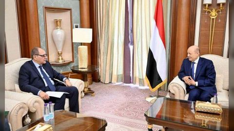 رئيس مجلس القيادة يلتقي السفير المصري