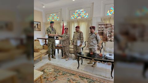 رئيس هيئة الاستخبارات يلتقي الملحق العسكري البريطاني