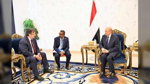 رئيس مجلس القيادة يستقبل في عدن منسق الشؤون الانسانية