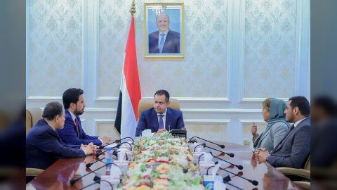 رئيس الوزراء يعقد اجتماع في عدن مع رئاسة هيئة التشاور والمصالحة