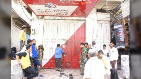 السلطة المحلية بتعز تغلق 66 محلا مخالفا للصرافة