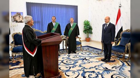 محامي عام النيابات العسكرية يؤدي اليمين القانونية امام رئيس مجلس القيادة الرئاسي