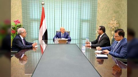 رئيس مجلس القيادة الرئاسي يجتمع بمحافظ محافظة شبوة