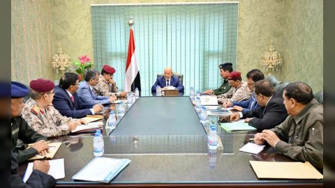 رئيس مجلس القيادة الرئاسي يجتمع باللجنة الامنية العليا