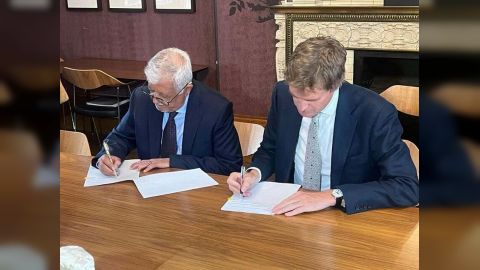 توقيع اتفاق لايداع 4 قطع اثرية يمنية في متحت فيكتوريا والبرت في لندن