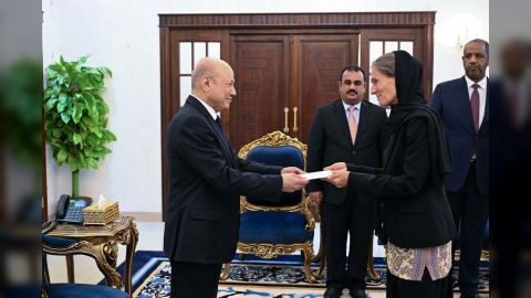 رئيس مجلس القيادة الرئاسي يتسلم اوراق اعتماد سفيرتي فنلندا وهولندا