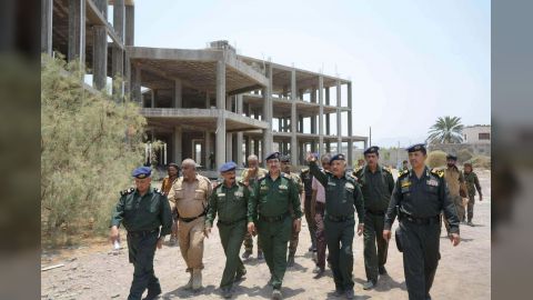 وزير الداخلية يتفقد أداء القطاعات والإدارات العامة بديوان الوزارة في عدن