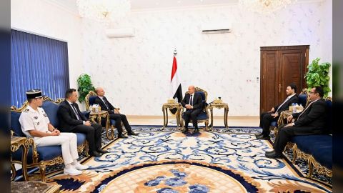 رئيس مجلس القيادة الرئاسي يستقبل سفير الجمهورية الفرنسية للتوديع