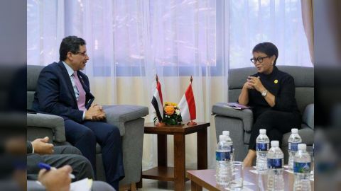 بن مبارك يلتقي وزير خارجية اندونيسيا