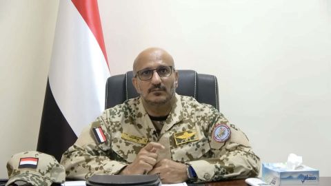 العميد طارق صالح يطمئن على صحة محافظ تعز