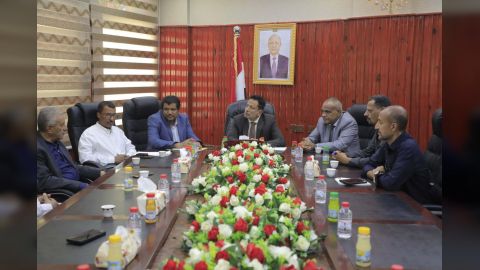 محافظ المهرة يناقش أوضاع فرع هيئة الأراضي ويكرم فريق خيبل للتايكواندو