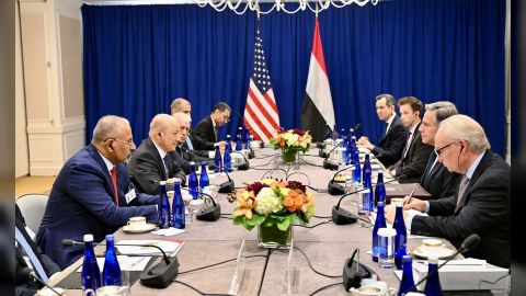 رئيس مجلس القيادة الرئاسي يبحث مع وزير الخارجية الاميركي العلاقات الثنائية وفرص احياء السلام في اليمن