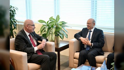 رئيس مجلس القيادة الرئاسي يبحث دعما دوليا لمكافحة الارهاب