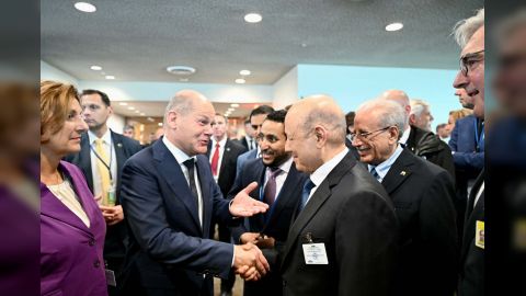 رئيس مجلس القيادة الرئاسي يلتقي المستشار الالماني