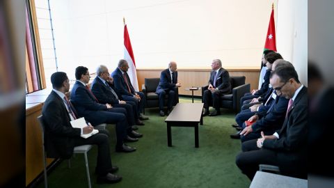 رئيس مجلس القيادة الرئاسي يلتقي العاهل الاردني الملك عبدالله الثاني