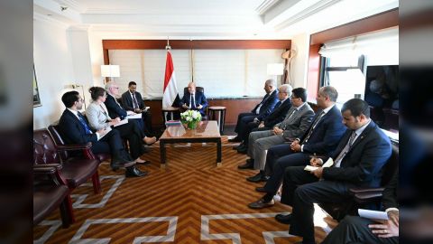 رئيس مجلس القيادة الرئاسي يستقبل المبعوث الاميركي